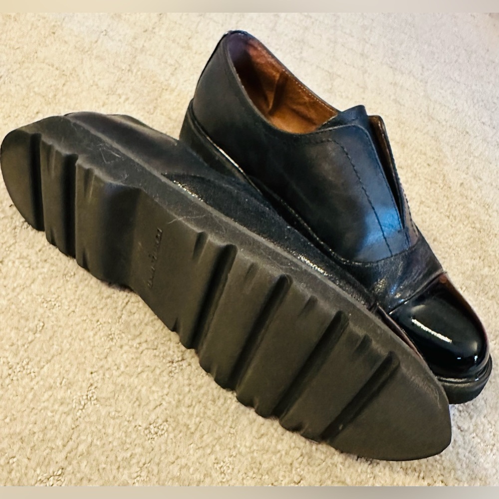 Donald J Pliner slip on loafers with black leather and patent leather. Size 9. - Picture 3 of 5